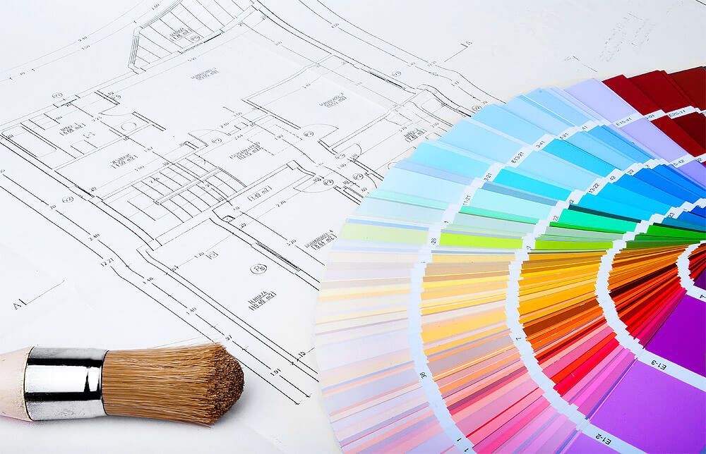 Eine Grundzeichnung auf Papier und darauf liegt eine Farbpalette und ein Pinsel | maler lorenz GmbH & Co. KG